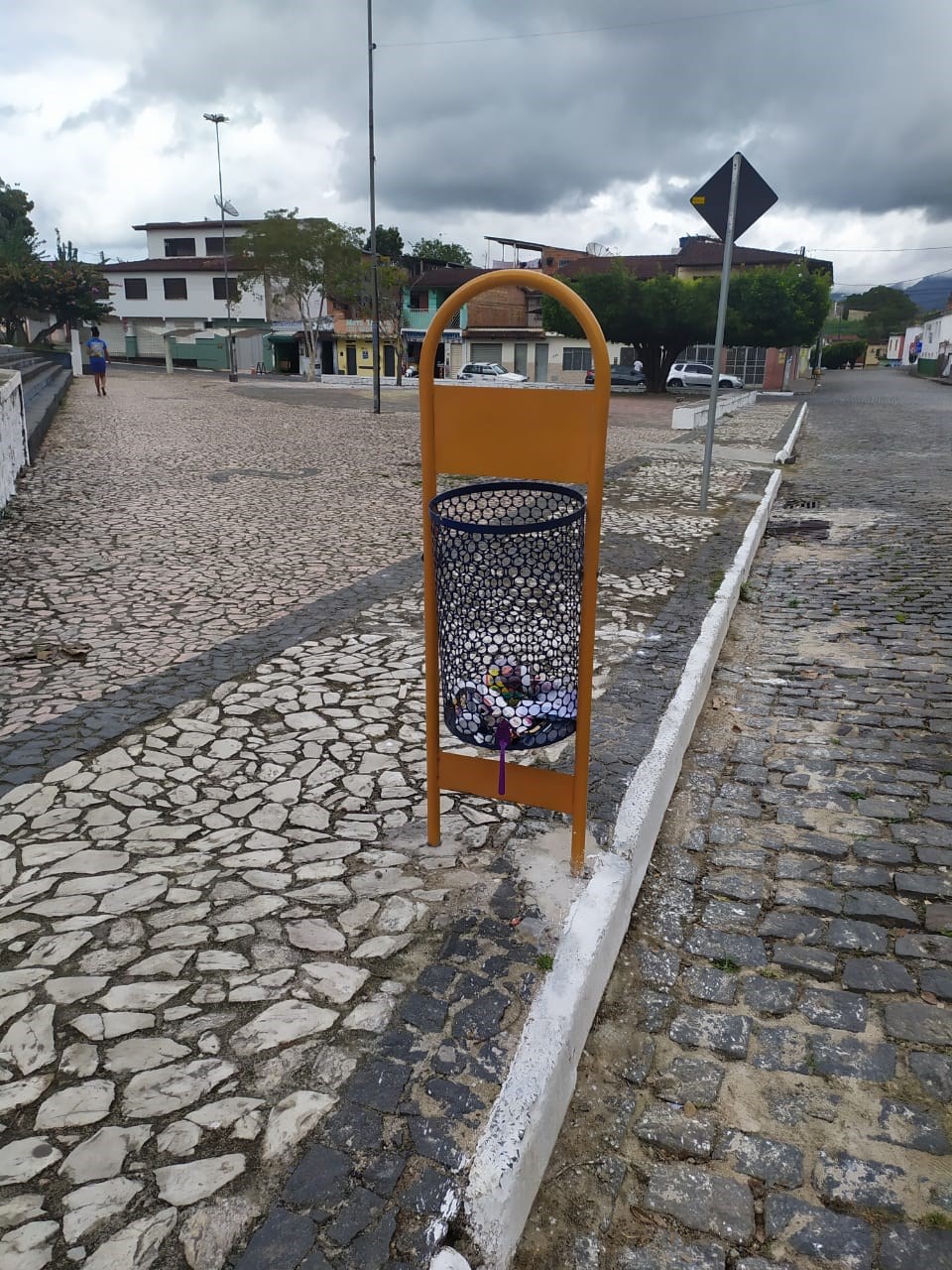 Camacã: Novas lixeiras estão sendo colocadas na cidade
